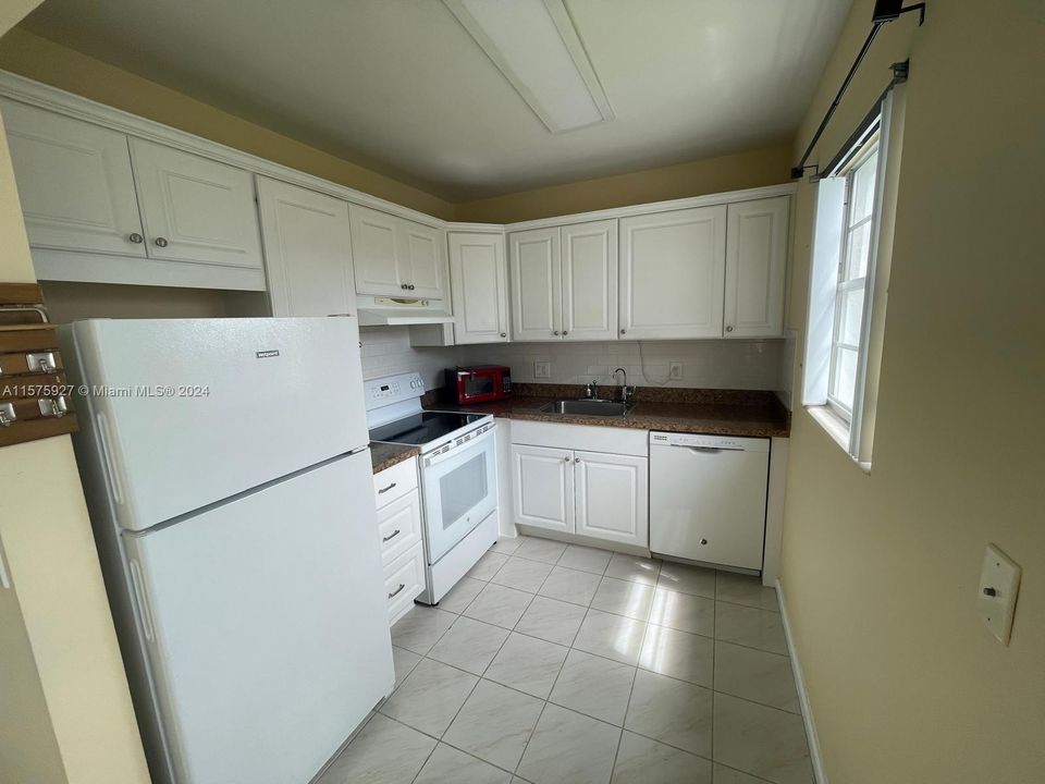 For Sale: $168,000 (2 beds, 1 baths, 835 Square Feet)