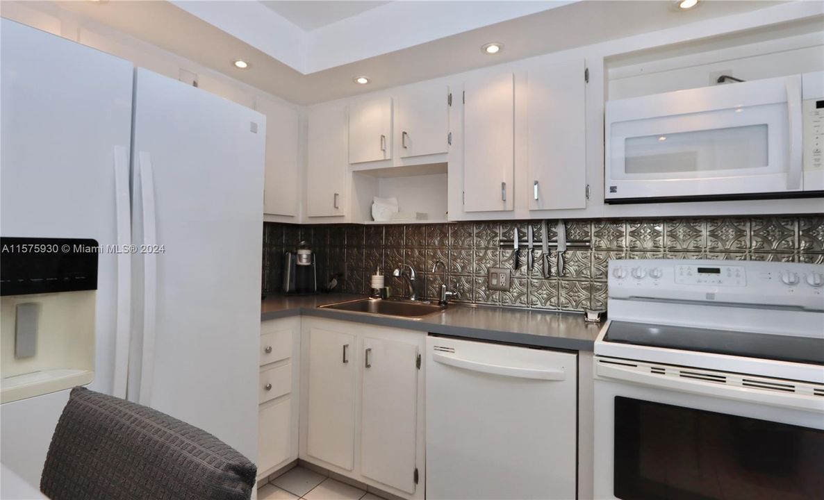 For Sale: $263,700 (1 beds, 1 baths, 896 Square Feet)