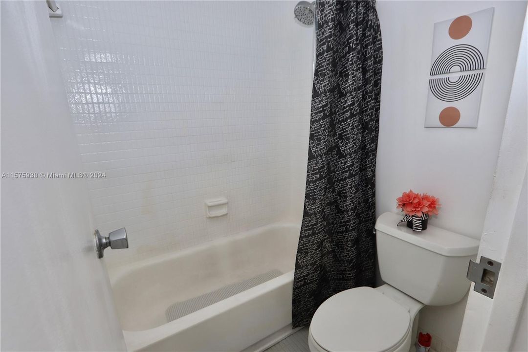 For Sale: $263,700 (1 beds, 1 baths, 896 Square Feet)