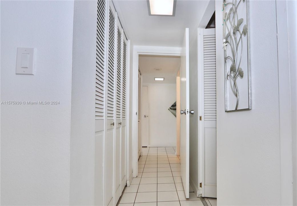 For Sale: $269,733 (1 beds, 1 baths, 896 Square Feet)