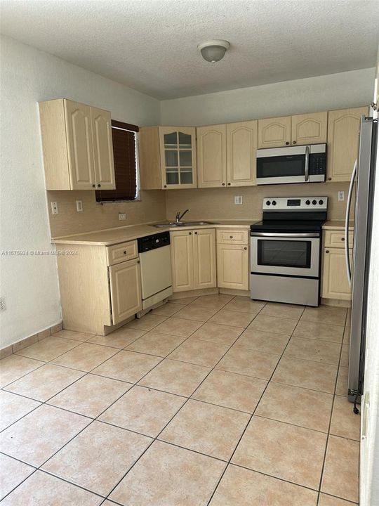 Active With Contract: $2,200 (2 beds, 2 baths, 850 Square Feet)