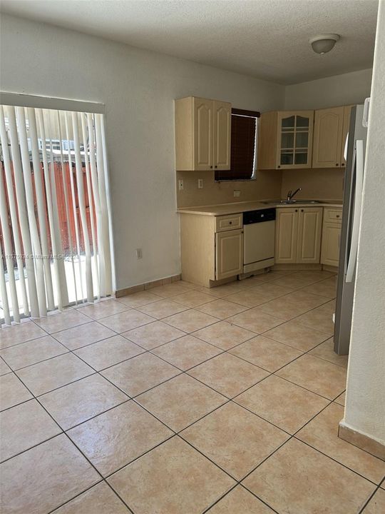 For Rent: $2,200 (2 beds, 2 baths, 850 Square Feet)