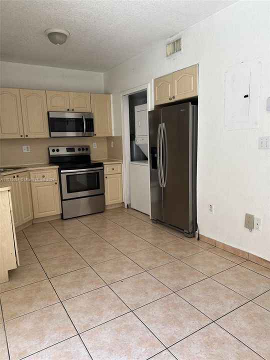 Active With Contract: $2,200 (2 beds, 2 baths, 850 Square Feet)
