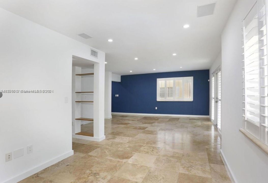 Active With Contract: $3,200 (2 beds, 2 baths, 1097 Square Feet)