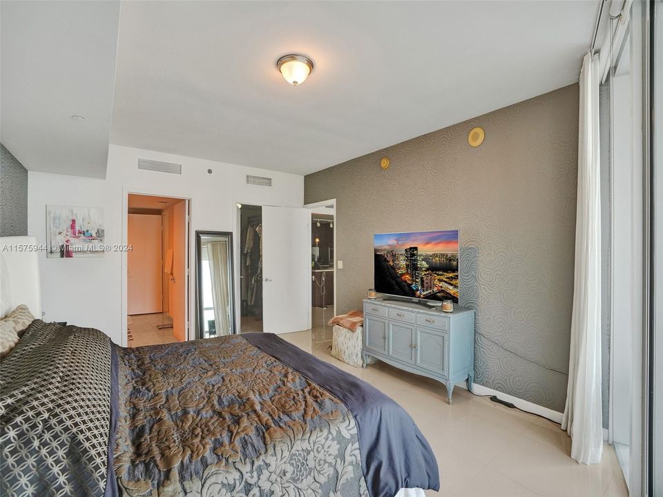 For Sale: $675,000 (1 beds, 1 baths, 984 Square Feet)
