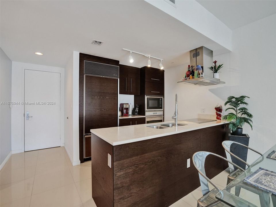 For Sale: $675,000 (1 beds, 1 baths, 984 Square Feet)