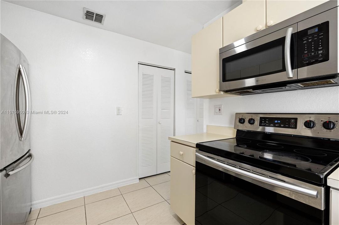 Active With Contract: $445,000 (3 beds, 2 baths, 1200 Square Feet)