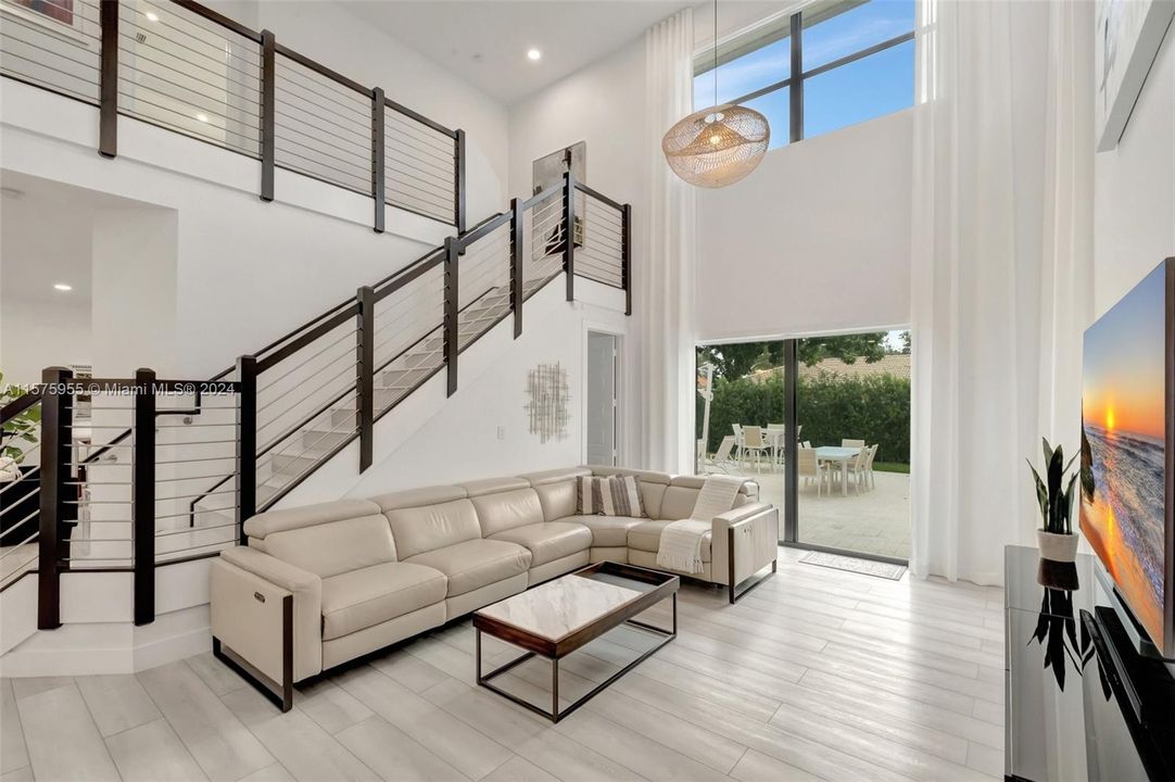 Recently Sold: $1,395,000 (5 beds, 3 baths, 3050 Square Feet)