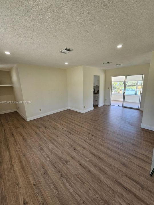 For Sale: $318,000 (2 beds, 1 baths, 924 Square Feet)