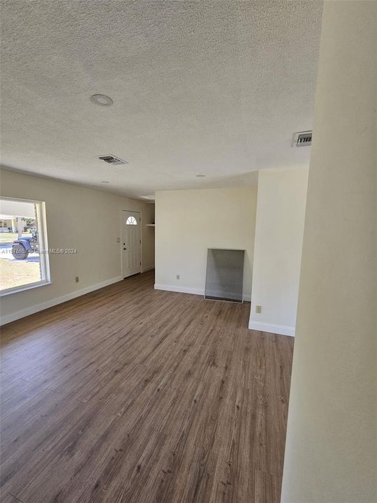 For Sale: $318,000 (2 beds, 1 baths, 924 Square Feet)