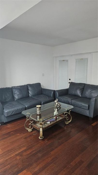Active With Contract: $340,000 (2 beds, 1 baths, 970 Square Feet)