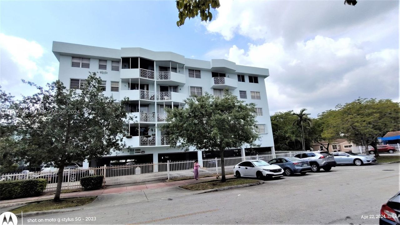 For Sale: $325,000 (2 beds, 2 baths, 798 Square Feet)