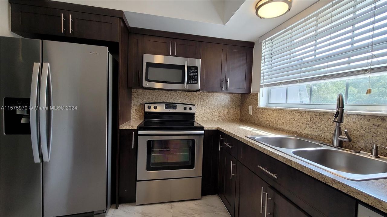 For Sale: $255,000 (2 beds, 2 baths, 1092 Square Feet)
