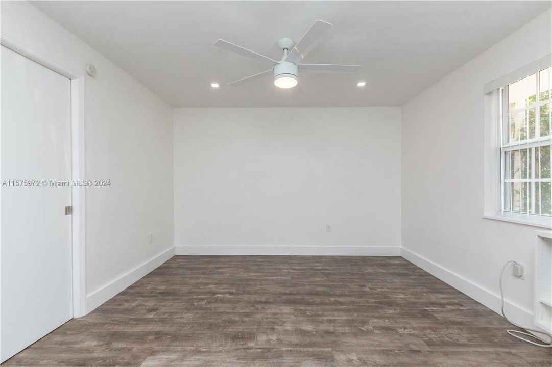 Active With Contract: $2,000 (1 beds, 1 baths, 420 Square Feet)