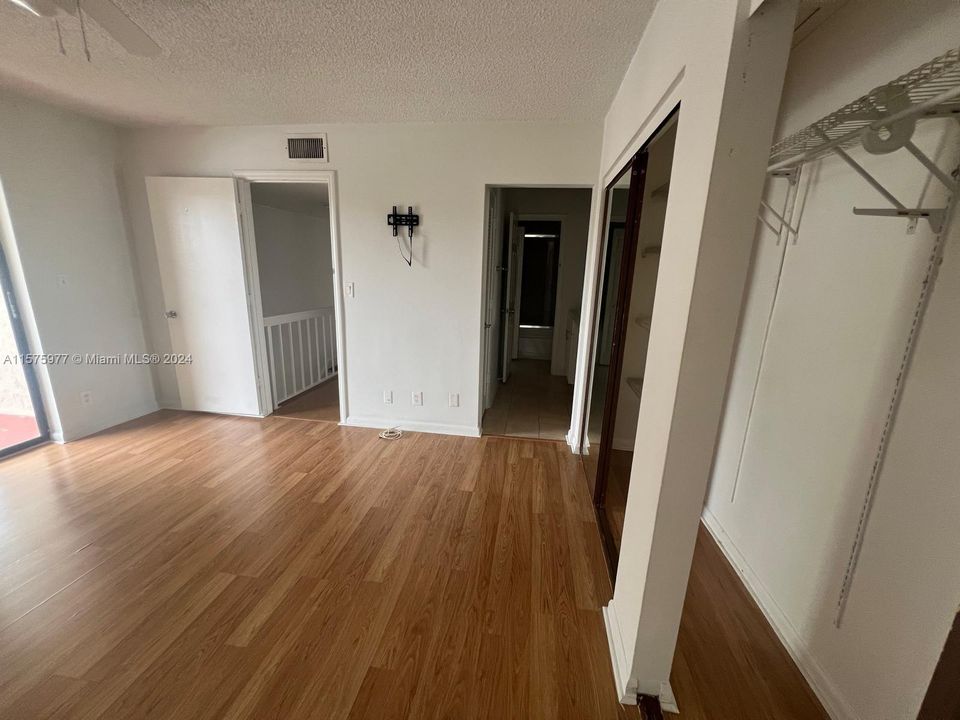 Active With Contract: $2,300 (2 beds, 1 baths, 1095 Square Feet)