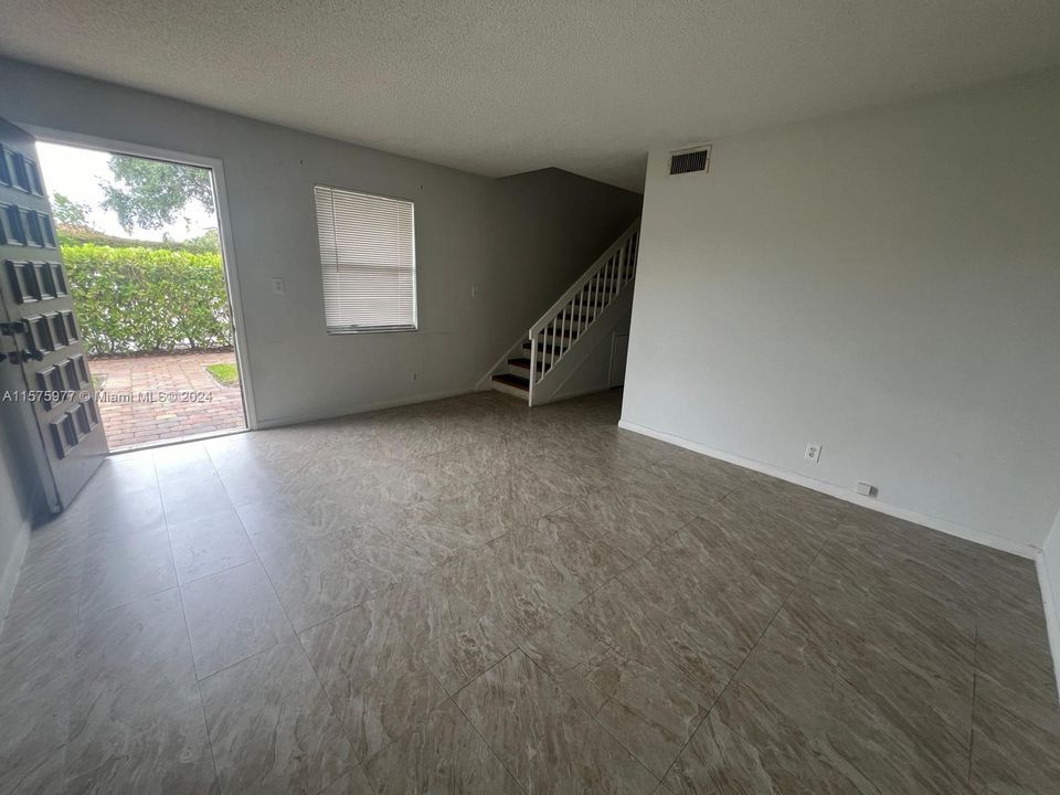 Active With Contract: $2,300 (2 beds, 1 baths, 1095 Square Feet)