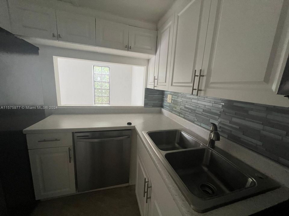 For Rent: $2,300 (2 beds, 1 baths, 1095 Square Feet)