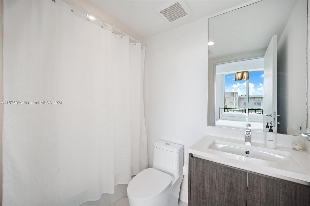 For Sale: $950,000 (2 beds, 2 baths, 1207 Square Feet)