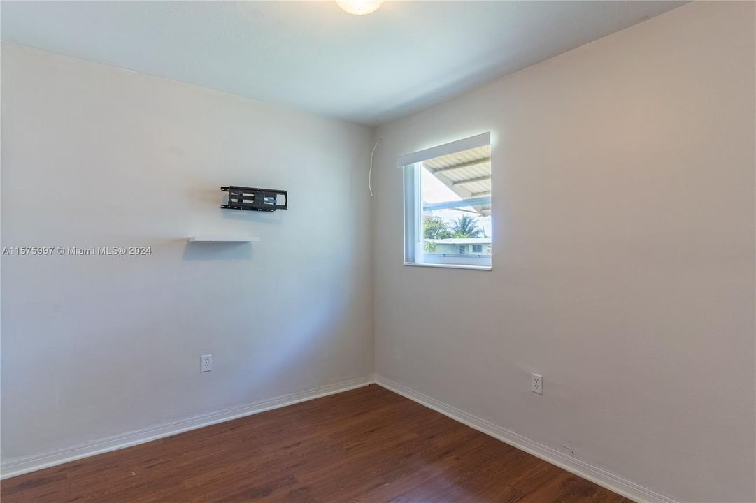 For Sale: $425,000 (2 beds, 1 baths, 897 Square Feet)