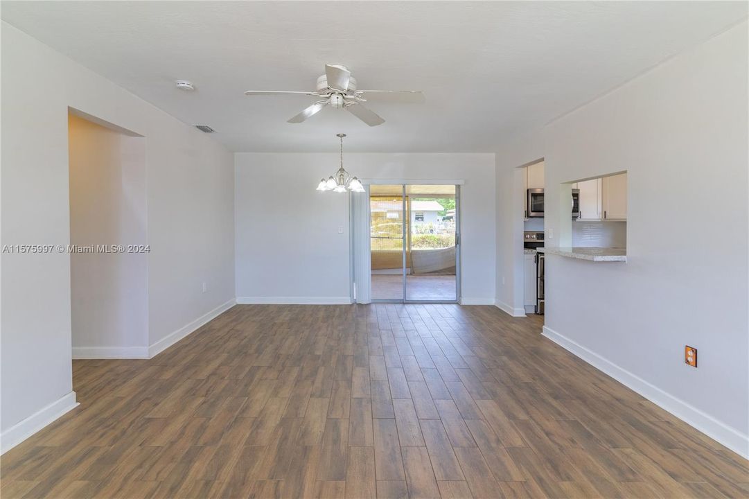 Active With Contract: $425,000 (2 beds, 1 baths, 897 Square Feet)