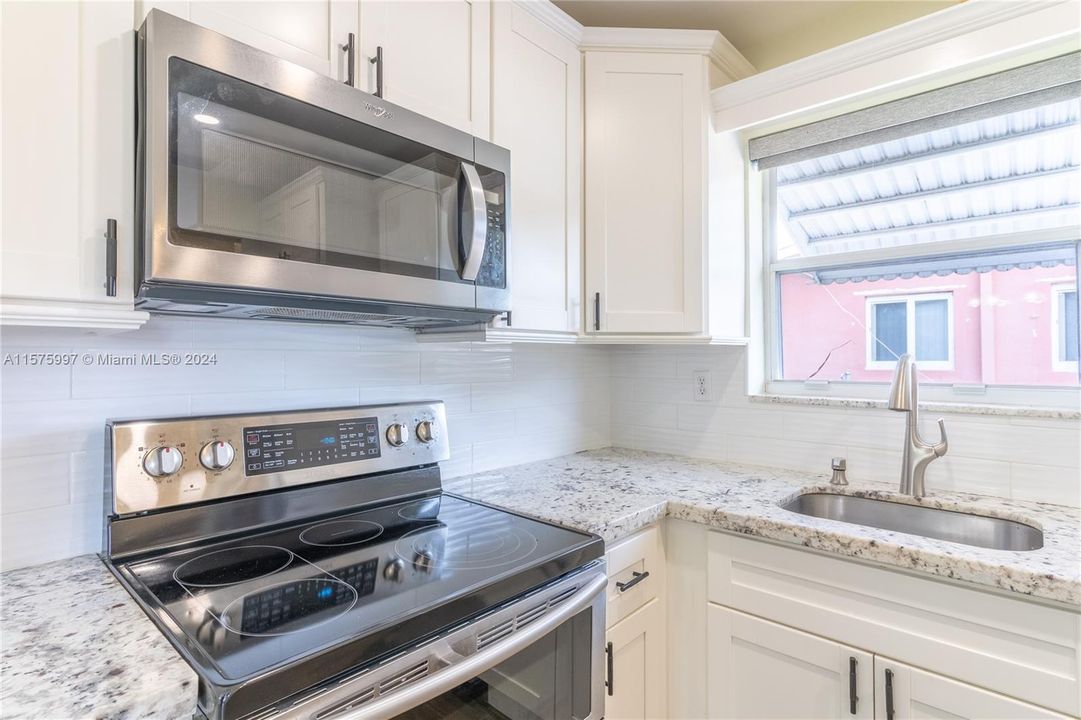 Active With Contract: $425,000 (2 beds, 1 baths, 897 Square Feet)