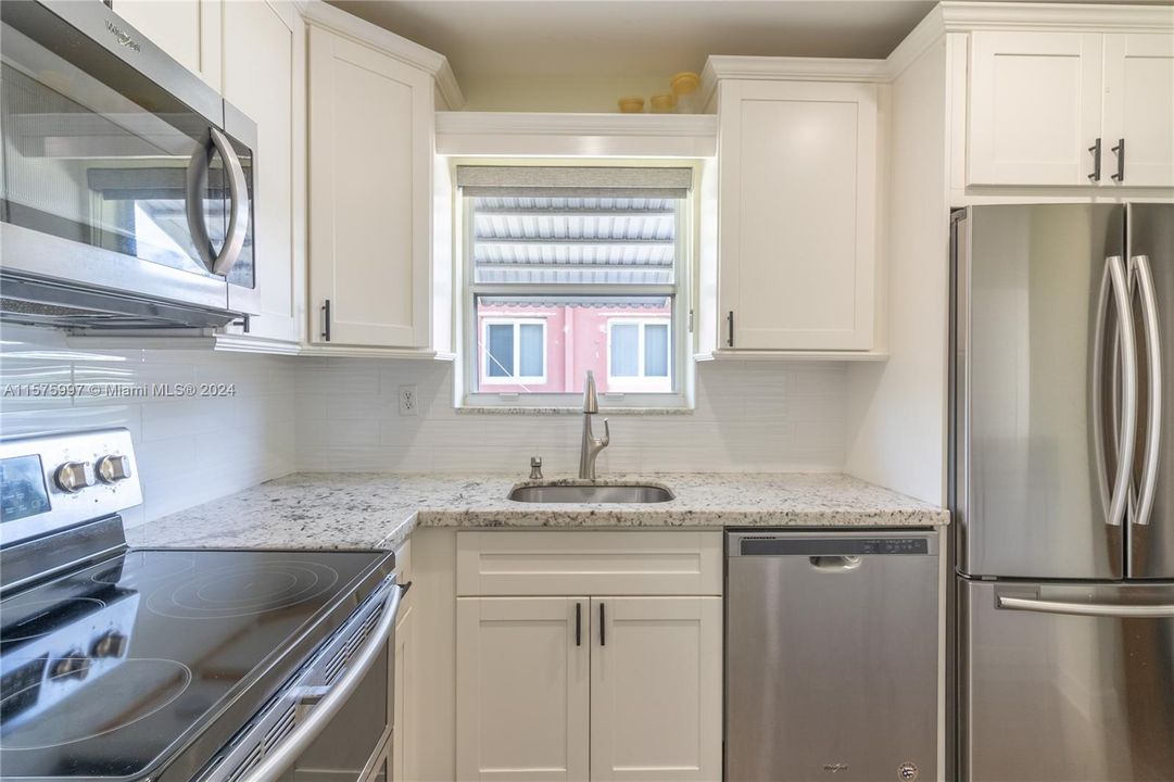 For Sale: $425,000 (2 beds, 1 baths, 897 Square Feet)