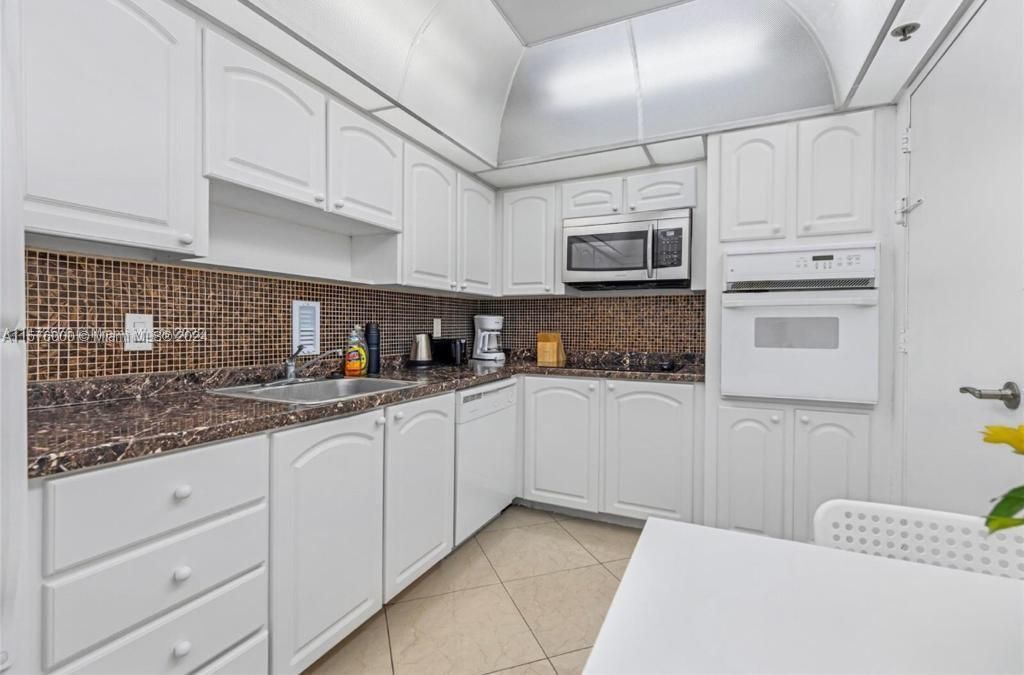 For Sale: $485,000 (1 beds, 1 baths, 874 Square Feet)