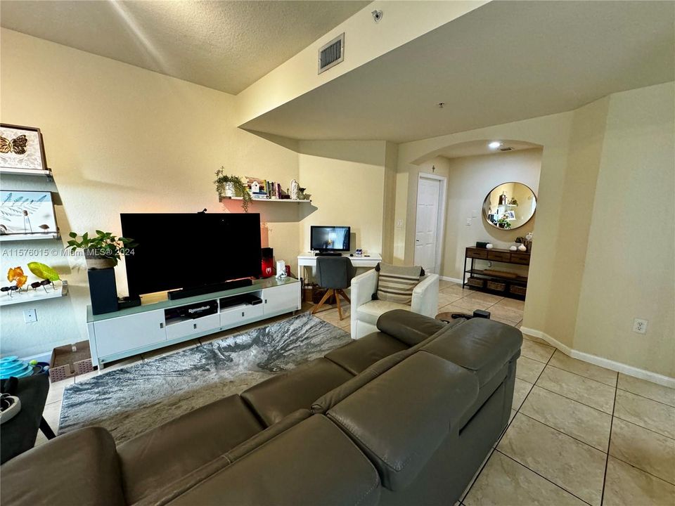 For Rent: $2,900 (3 beds, 2 baths, 1207 Square Feet)