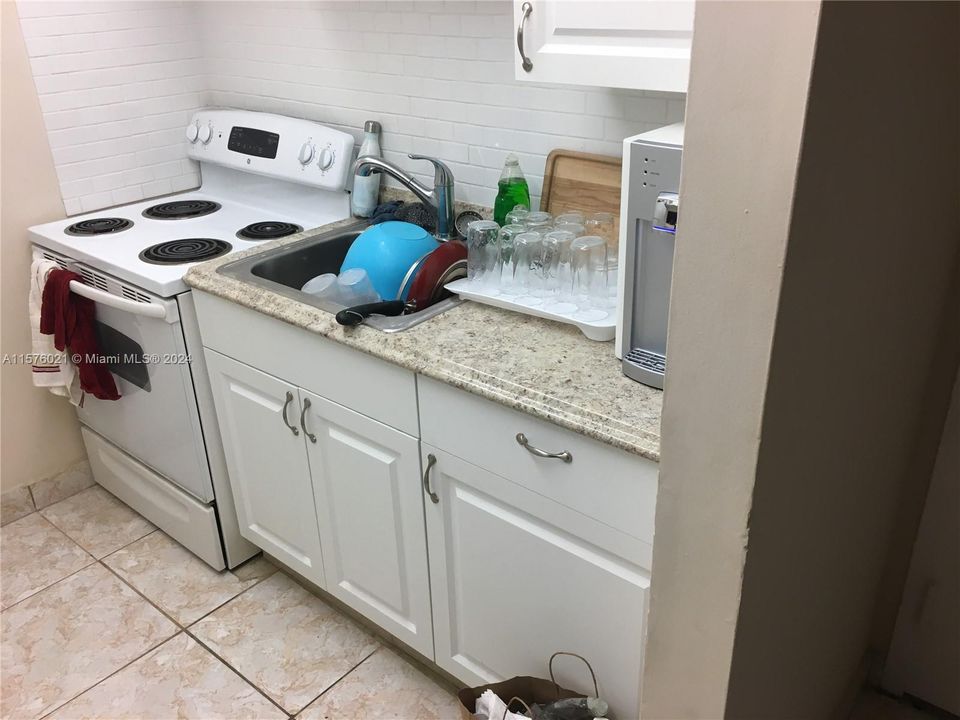 For Rent: $1,600 (1 beds, 1 baths, 1025 Square Feet)