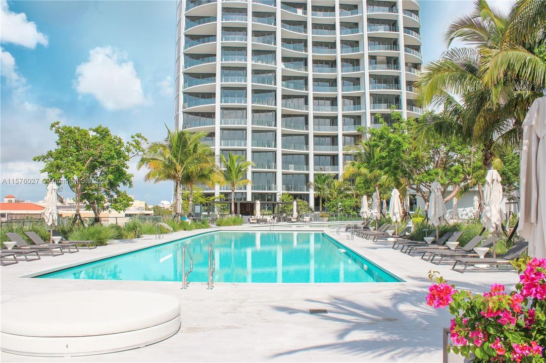 Active With Contract: $7,700 (2 beds, 2 baths, 978 Square Feet)