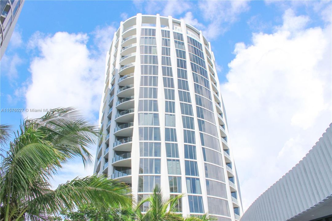 Active With Contract: $7,700 (2 beds, 2 baths, 978 Square Feet)