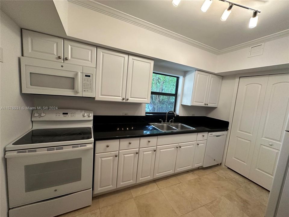 For Rent: $2,700 (1 beds, 1 baths, 823 Square Feet)