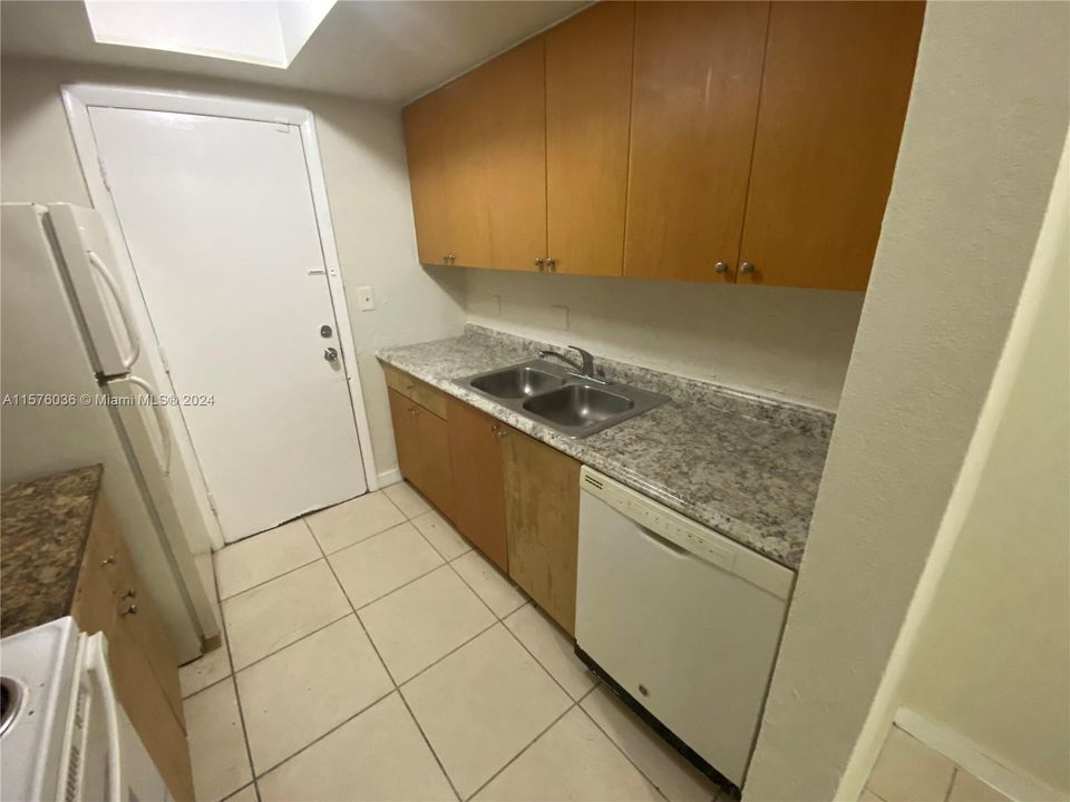 For Rent: $1,600 (1 beds, 1 baths, 777 Square Feet)