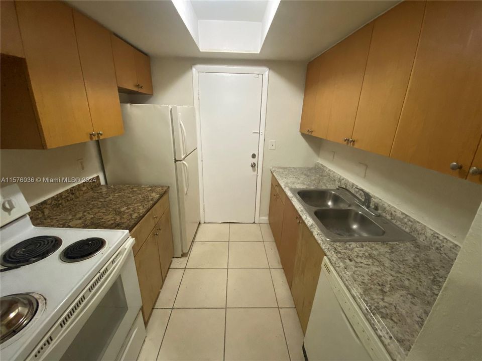 For Rent: $1,600 (1 beds, 1 baths, 777 Square Feet)