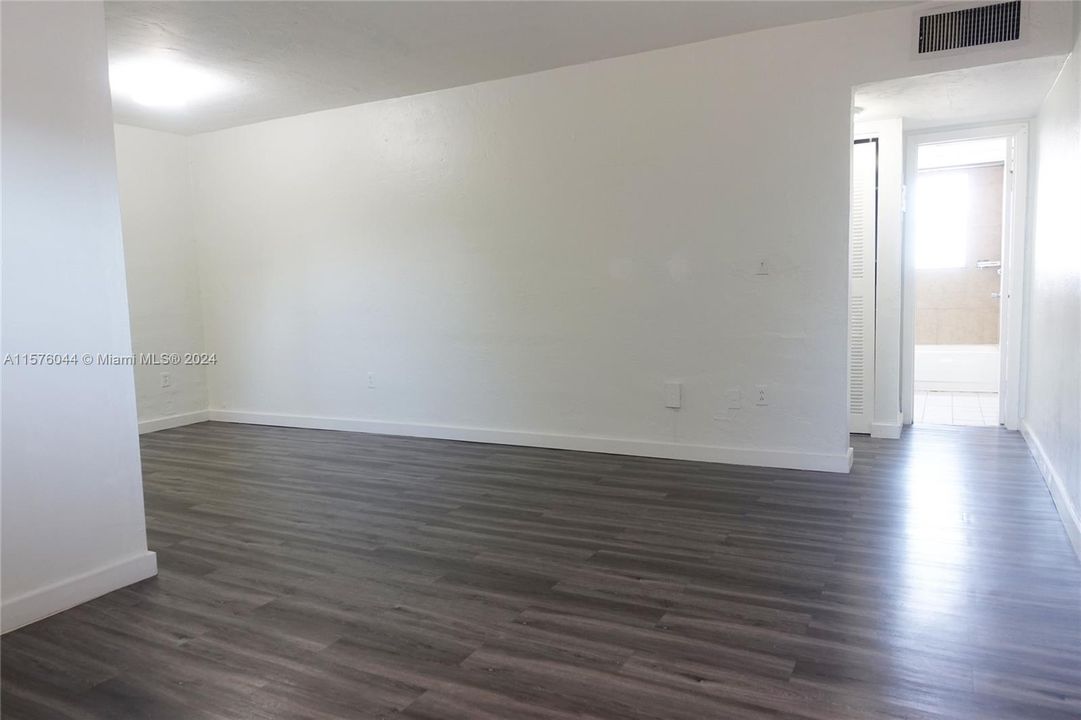 Active With Contract: $1,700 (1 beds, 1 baths, 629 Square Feet)