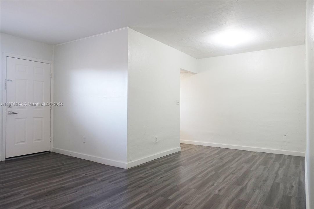 Active With Contract: $1,700 (1 beds, 1 baths, 629 Square Feet)