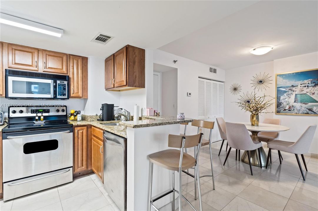 For Sale: $425,000 (1 beds, 1 baths, 735 Square Feet)