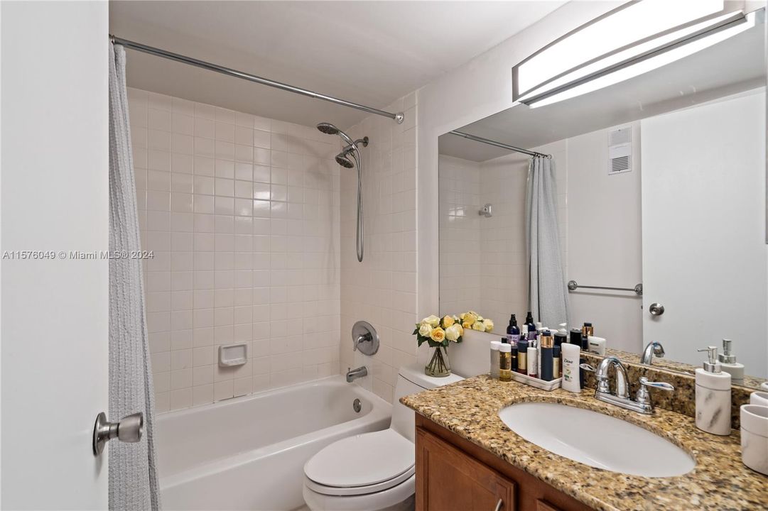 For Sale: $425,000 (1 beds, 1 baths, 735 Square Feet)