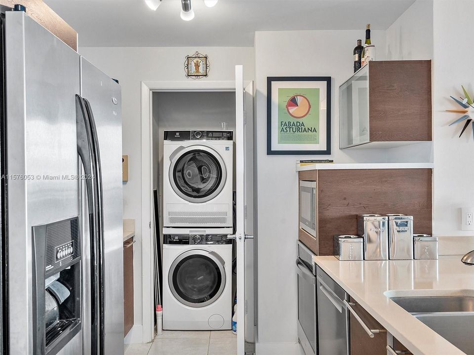 For Sale: $484,900 (1 beds, 1 baths, 867 Square Feet)