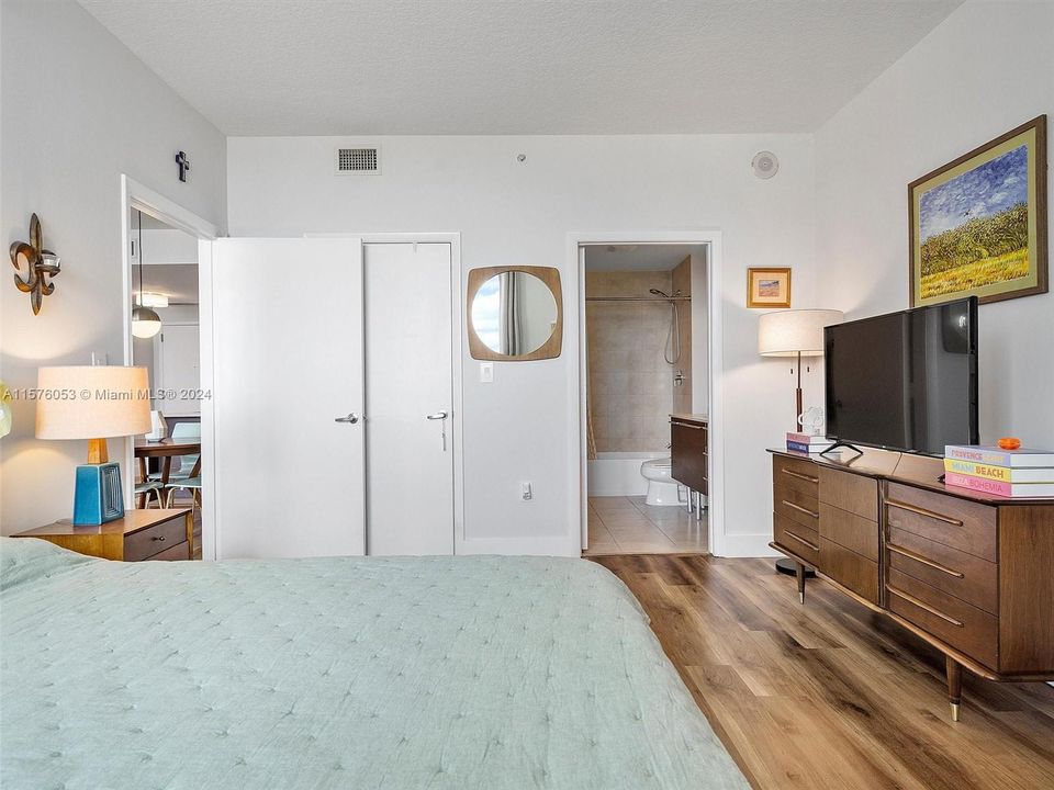 For Sale: $484,900 (1 beds, 1 baths, 867 Square Feet)