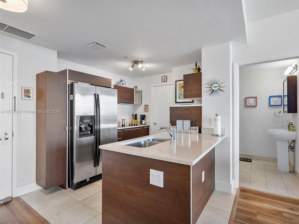 For Sale: $484,900 (1 beds, 1 baths, 867 Square Feet)