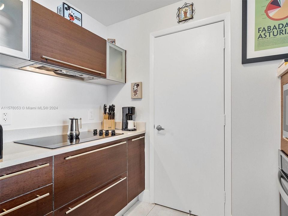 For Sale: $484,900 (1 beds, 1 baths, 867 Square Feet)