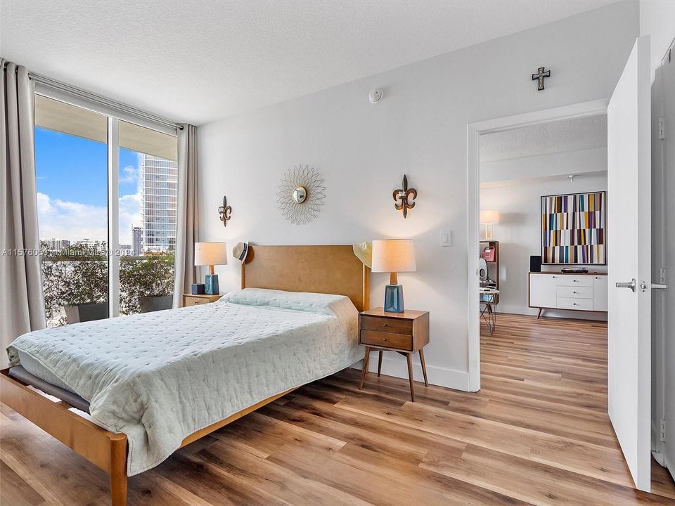 For Sale: $484,900 (1 beds, 1 baths, 867 Square Feet)