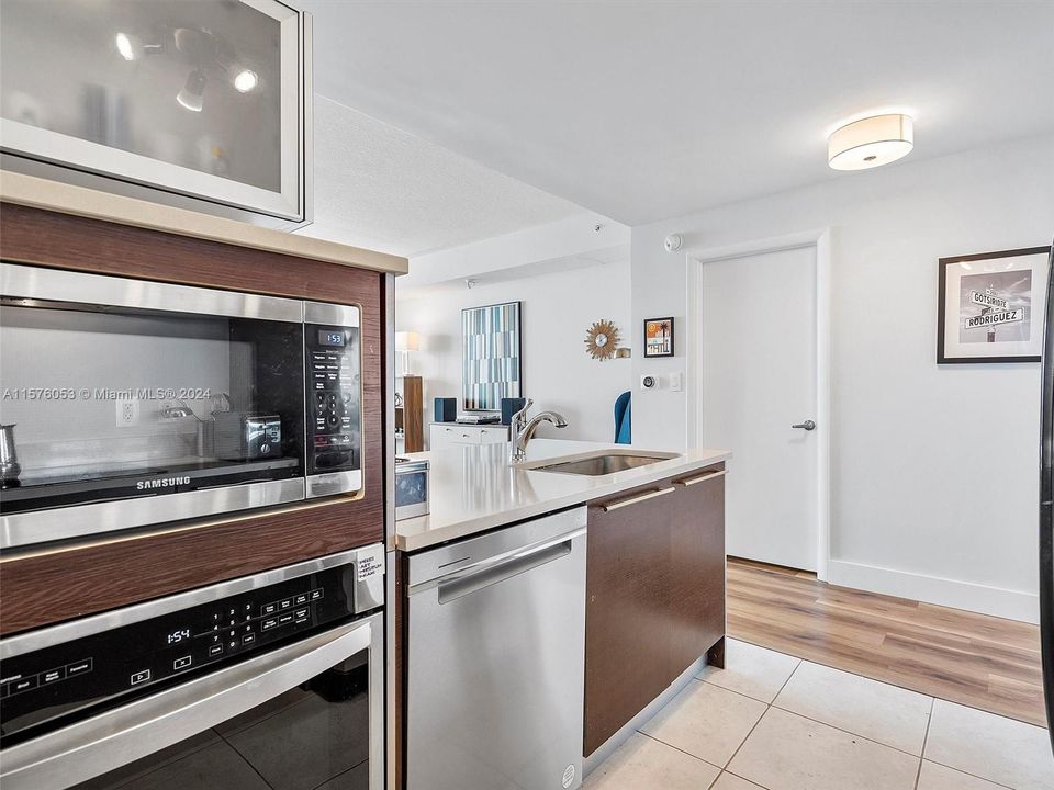 For Sale: $484,900 (1 beds, 1 baths, 867 Square Feet)