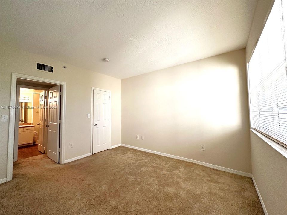 For Sale: $250,000 (1 beds, 1 baths, 690 Square Feet)
