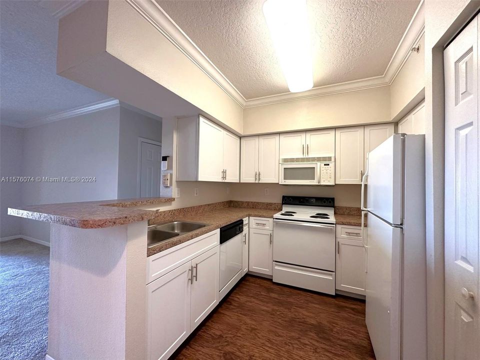 For Sale: $250,000 (1 beds, 1 baths, 690 Square Feet)