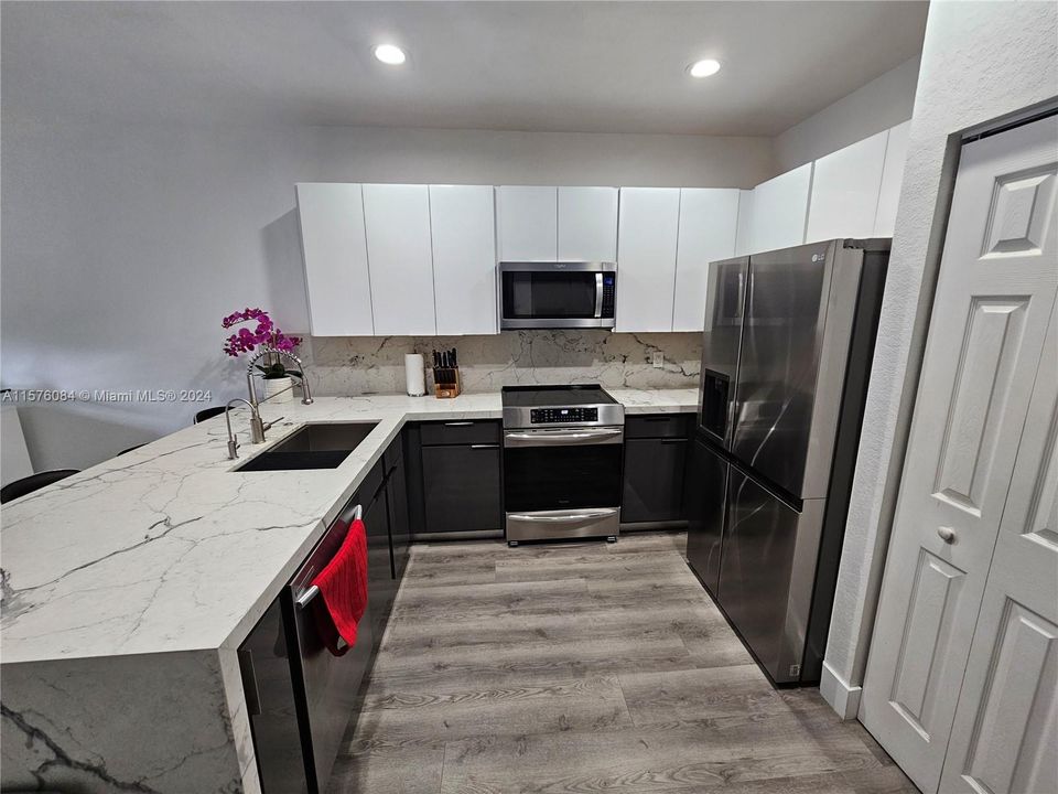 Active With Contract: $4,000 (3 beds, 2 baths, 1777 Square Feet)