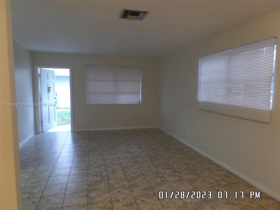 For Rent: $2,200 (2 beds, 1 baths, 807 Square Feet)