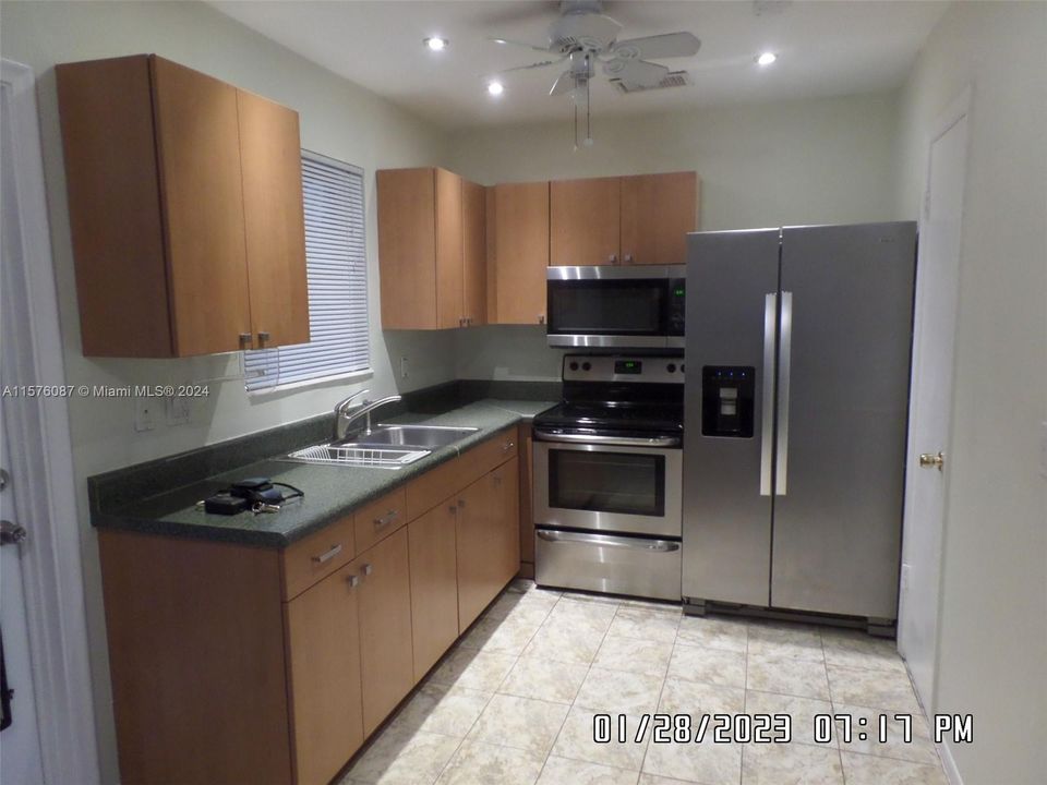 For Rent: $2,300 (2 beds, 1 baths, 807 Square Feet)