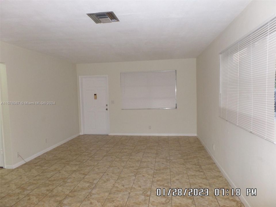 For Rent: $2,300 (2 beds, 1 baths, 807 Square Feet)
